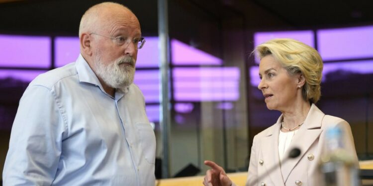 Il commissario al Green Deal Frans Timmermans (Pse) con Ursula von der Leyen, presidente della Commissione Ue (LaPresse)