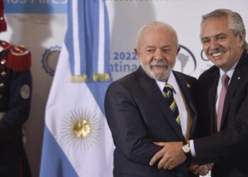 Luiz Inacio Lula da Silva, Presidente del Brasile, con il suo omologo argentino Alberto Fernandez (Lapresse)