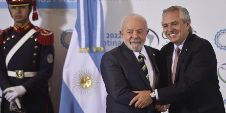 Luiz Inacio Lula da Silva, Presidente del Brasile, con il suo omologo argentino Alberto Fernandez (Lapresse)