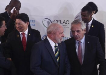 Alcuni leader dei Paesi latinoamericani alla riunione della Celac a Buenos Aires (Lapresse)