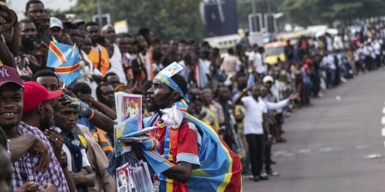 Folla a Kinshasa attende il passaggio di papa Francesco (LaPresse)