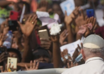 Papa Francesco arriva all'aeroporto di Ndolo, Kinshasa, per la santa messa (LaPresse)