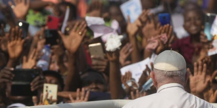 Papa Francesco arriva all'aeroporto di Ndolo, Kinshasa, per la santa messa (LaPresse)