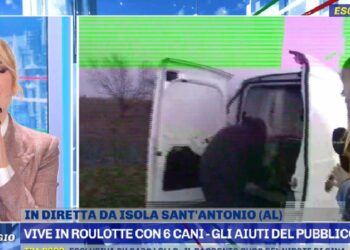 Barbara D'Urso nel momento in cui salta il collegamento (Pomeriggio Cinque, Canale 5, 2023)