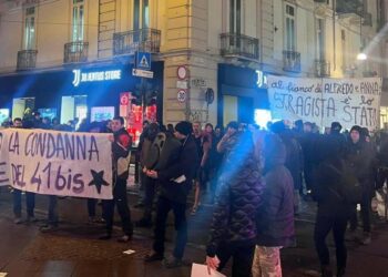 Anarchici manifestano a Torino per Alfredo Cospito (LaPresse)