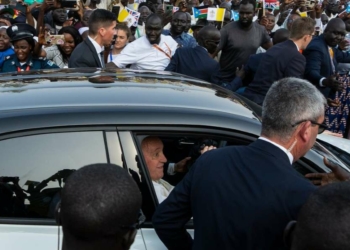 Papa Francesco al suo arrivo a Juba (LaPresse)