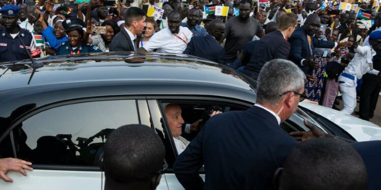 Papa Francesco al suo arrivo a Juba (LaPresse)