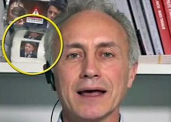 Travaglio e il rotolo di carta igienica con Renzi