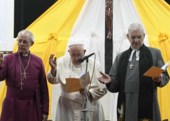 Papa Francesco in Sud Sudan durante la preghiera ecumenica con Justin Welby (a sin.) e Iain Greenshields (LaPresse)