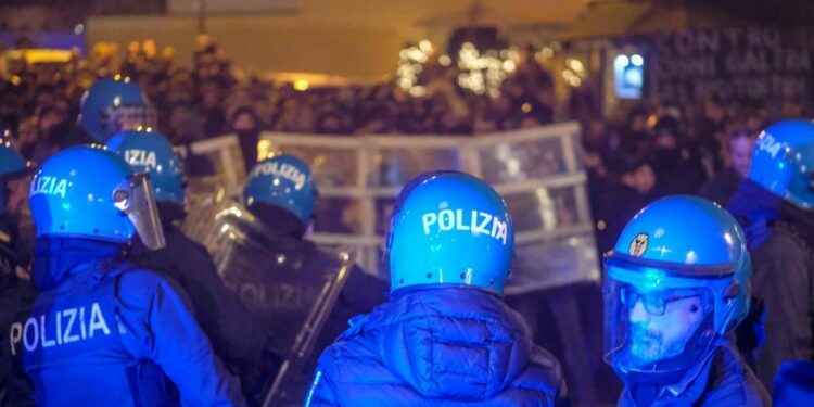 Poliziotti fronteggiano una manifestazione di anarchici a sostegno di Alfredo Cospito (LaPresse)