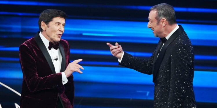 Gianni Morandi e Amadeus sul palco di Sanremo 2023 (Lapresse)