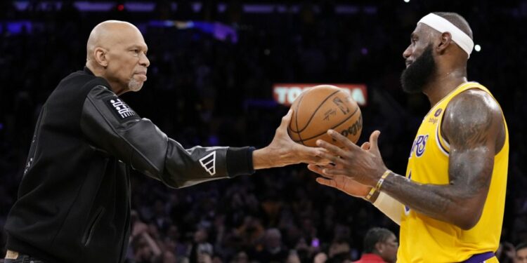 LeBron James e Kareem Abdul Jabbar (LaPresse)