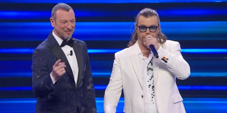 Amadeus con Gianluca Grignani a Sanremo 2023