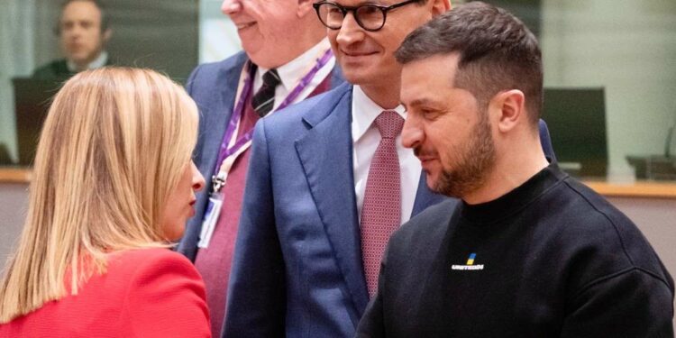 Giorgia Meloni con Volodymyr Zelensky al Consiglio Europeo (LaPresse)