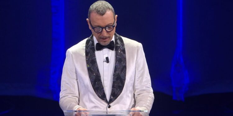 Amadeus legge il messaggio di Zelensky al Festival di Sanremo 2023 (Rai 1)