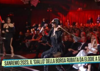 Elodie ruba la borsa a Serena Bortone (Oggi è un altro giorno, 2023)