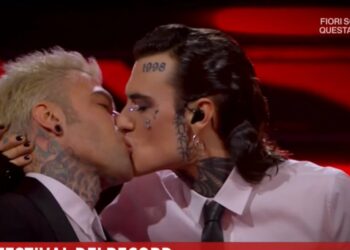 Bacio tra Rosa Chemical e Fedez (Storie Italiane, 2023)