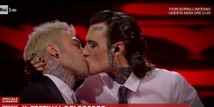 Bacio tra Rosa Chemical e Fedez (Storie Italiane, 2023)