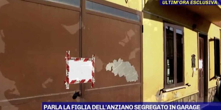 Luogo del ritrovamento dell'anziano segregato a Piacenza (Foto: Pomeriggio Cinque)