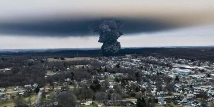 nube tossica Ohio disastro treno