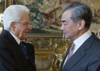 L'incontro tra Sergio Mattarella e Wang Yi