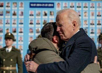 L'abbraccio tra Zelensky e Biden a Kiev (LaPresse)