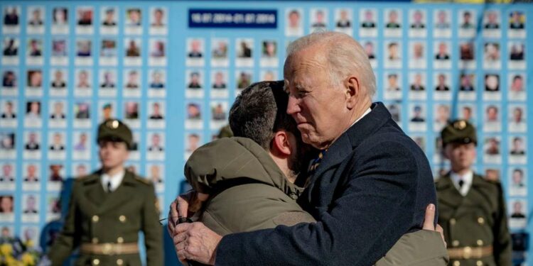 L'abbraccio tra Zelensky e Biden a Kiev (LaPresse)