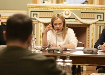 Giorgia Meloni, presidente del Consiglio, davanti a Volodymyr Zelensky (LaPresse)