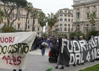 Fuori dalla Corte di Cassazione, manifestanti pro Cospito (LaPresse)