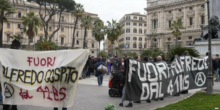 Fuori dalla Corte di Cassazione, manifestanti pro Cospito (LaPresse)