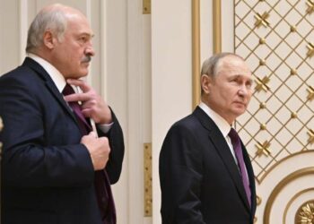 Il dittatore bielorusso Aleksandr Lukashenko con Vladimir Putin (LaPresse)