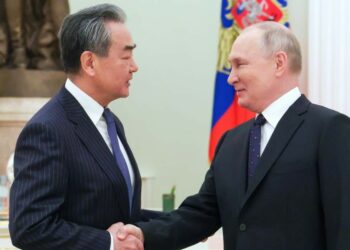 Wang Yi, responsabile politica estera del Pcc, e Vladimir Putin (LaPresse)