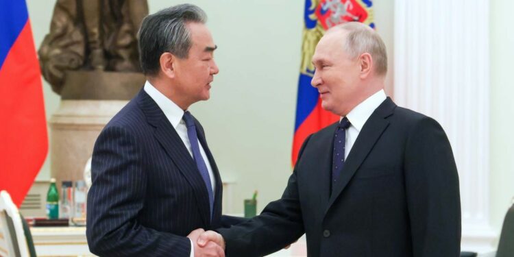 Wang Yi, responsabile politica estera del Pcc, e Vladimir Putin (LaPresse)