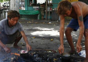 Alcuni Yanomami cucinano per le strade di Boa Vista (Lapresse)