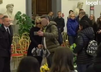 Maria De Filippi, fan le chiedono selfie davanti alla bara di Maurizio Costanzo