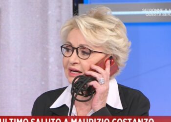 Enrica Bonaccorti al telefono (Storie Italiane, 2023)