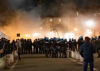 Torino - Corteo anarchico in solidarietà ad Alfredo Cospito, detenuto al regime 41 bis (Foto: LaPresse)