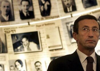 Gianfranco Fini, allora leader di An, all'interno dello Yad Vashem nel 2005 (LaPresse)