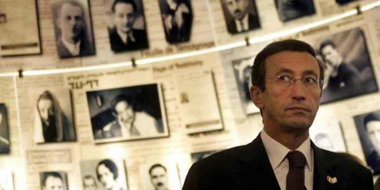 Gianfranco Fini, allora leader di An, all'interno dello Yad Vashem nel 2005 (LaPresse)