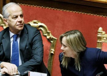 Matteo Piantedosi, ministro dell'Interno, con il premier Giorgia Meloni (LaPresse)