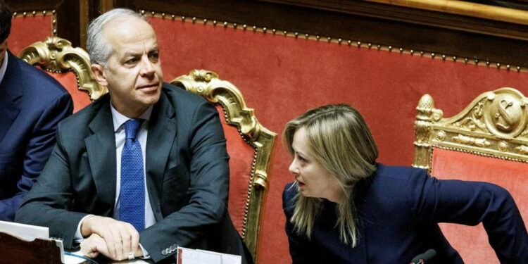 Matteo Piantedosi, ministro dell'Interno, con il premier Giorgia Meloni (LaPresse)