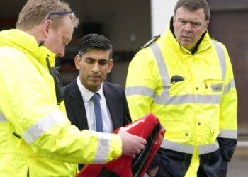 Il premier del Regno Unito Rishi Sunak i un centro di controllo del ministero dell'Interno a Dover (LaPresse)