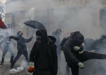 Scontri tra manifestanti e polizia a Nantes, Francia (LaPresse)