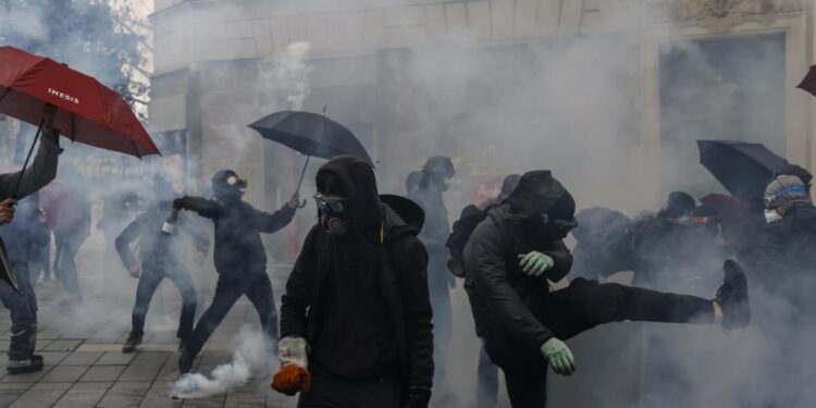 Scontri tra manifestanti e polizia a Nantes, Francia (LaPresse)