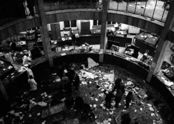 Strage di Piazza Fontana, Milano, 12 dicembre 1969: l'interno della Bna dopo lo scoppio della bomba (foto Wikipedia)