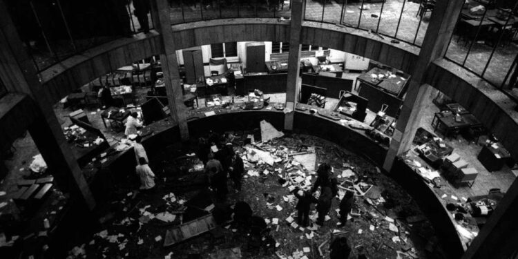 Strage di Piazza Fontana, Milano, 12 dicembre 1969: l'interno della Bna dopo lo scoppio della bomba (foto Wikipedia)