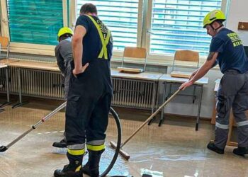 La scuola media Segantini allagata a Merano (Twitter)