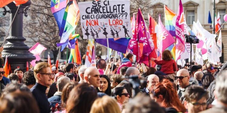 Sinistra in piazza a Milano per difendere l'utero in affitto (LaPresse)