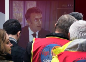 Un picchetto della CGT mentre ascolta Macron in tv (LaPresse)