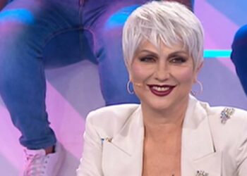 Alessandra Celentano con parrucca al serale Amici 22